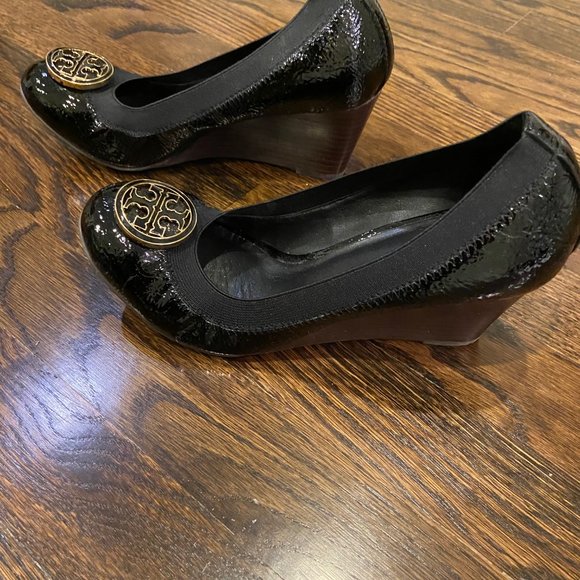 Tory Burch Black Caroline 65 mm Wedge Size 7.5 - Picture 3 of 3